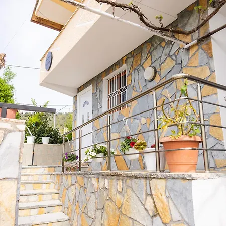 Πανσιόν & Hospitality Μπεράτ